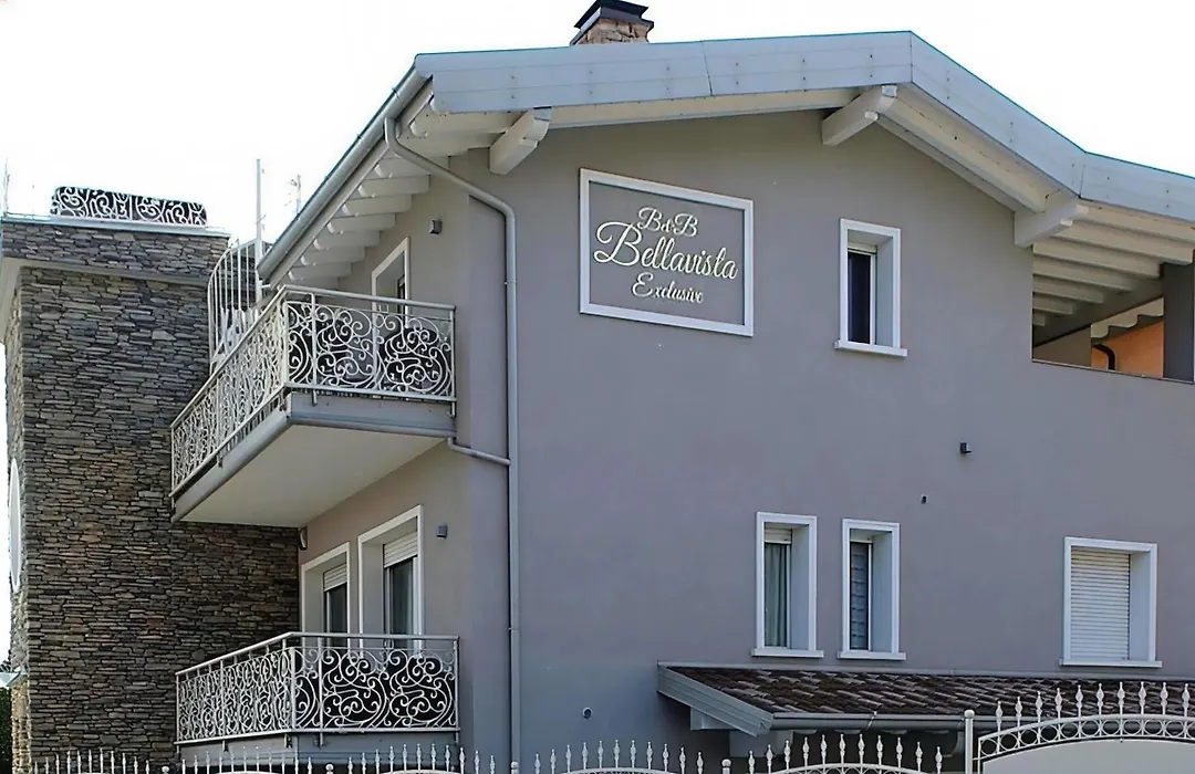 BELLAVISTA EXCLUSIVE B&B in zona centrale con piscina riscaldata-Jacuzzi vista lago LA COLAZIONE viene servita in una pasticceria rinomata ed esclusiva esterna alla struttura-1